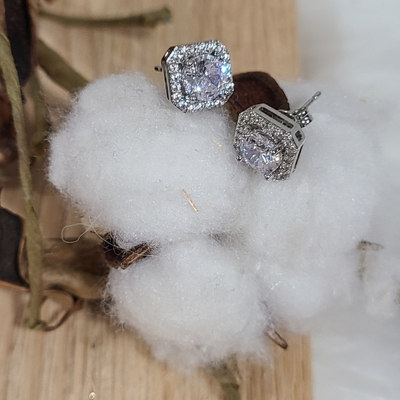 ⭐️⭐️NEW⭐️⭐️EXQUISITE!! OCTAGON CLEAR CZ Stud Earrings in 14kt White Gold Plating - Picture 7 of 13